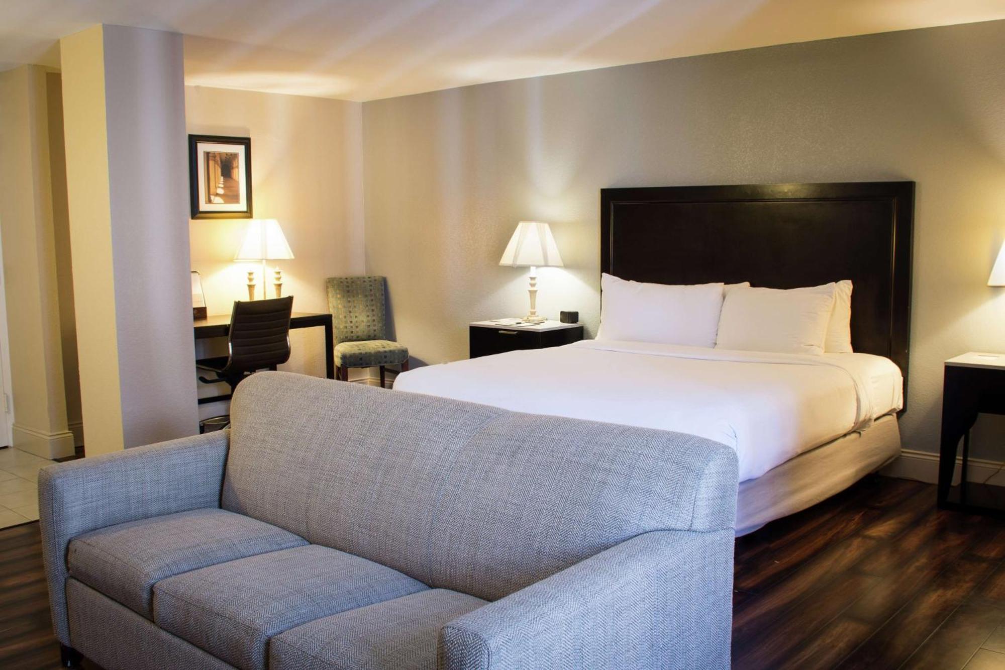 Wyndham Downtown 4*