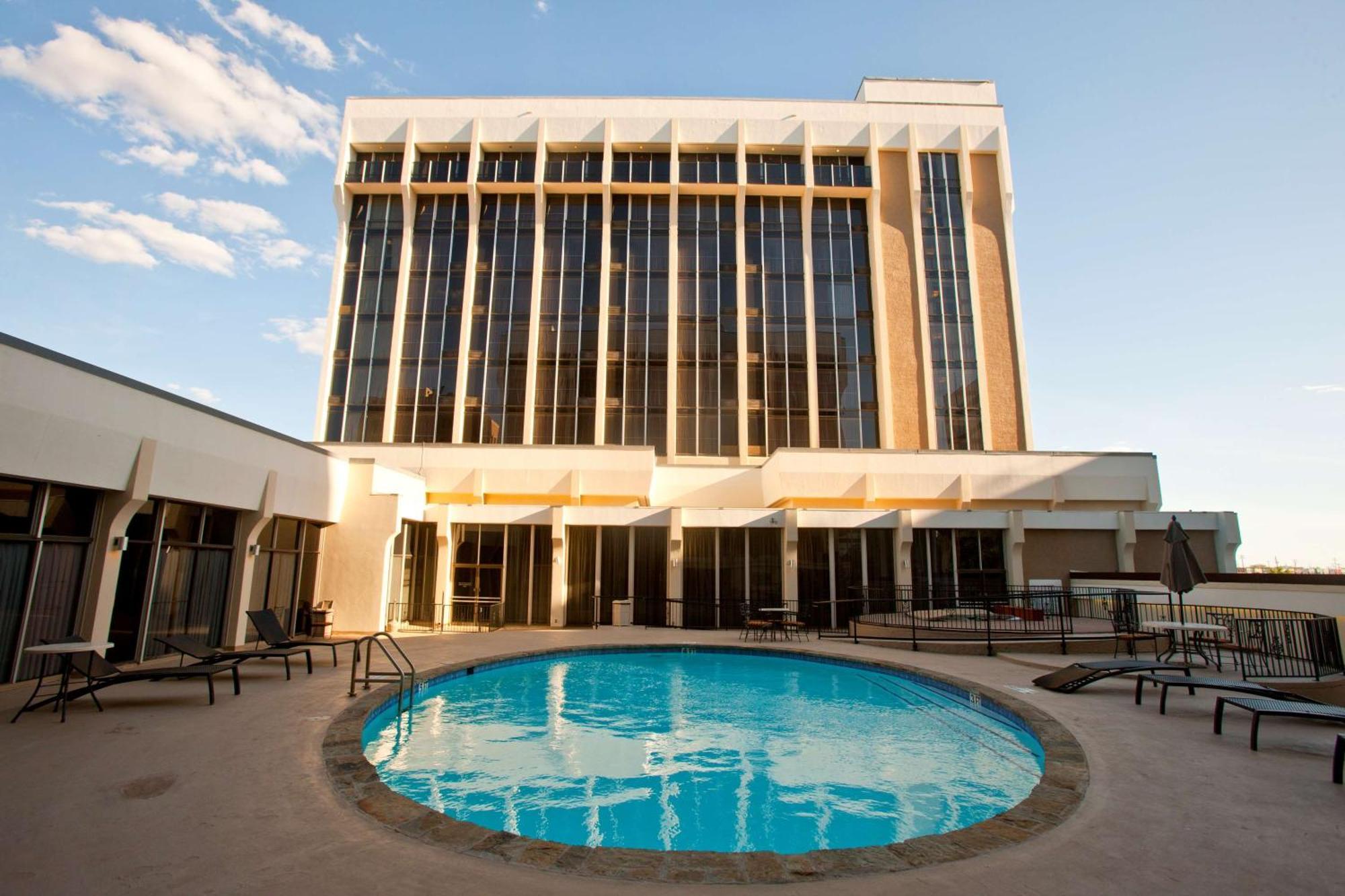 Wyndham Downtown Hotel 4*